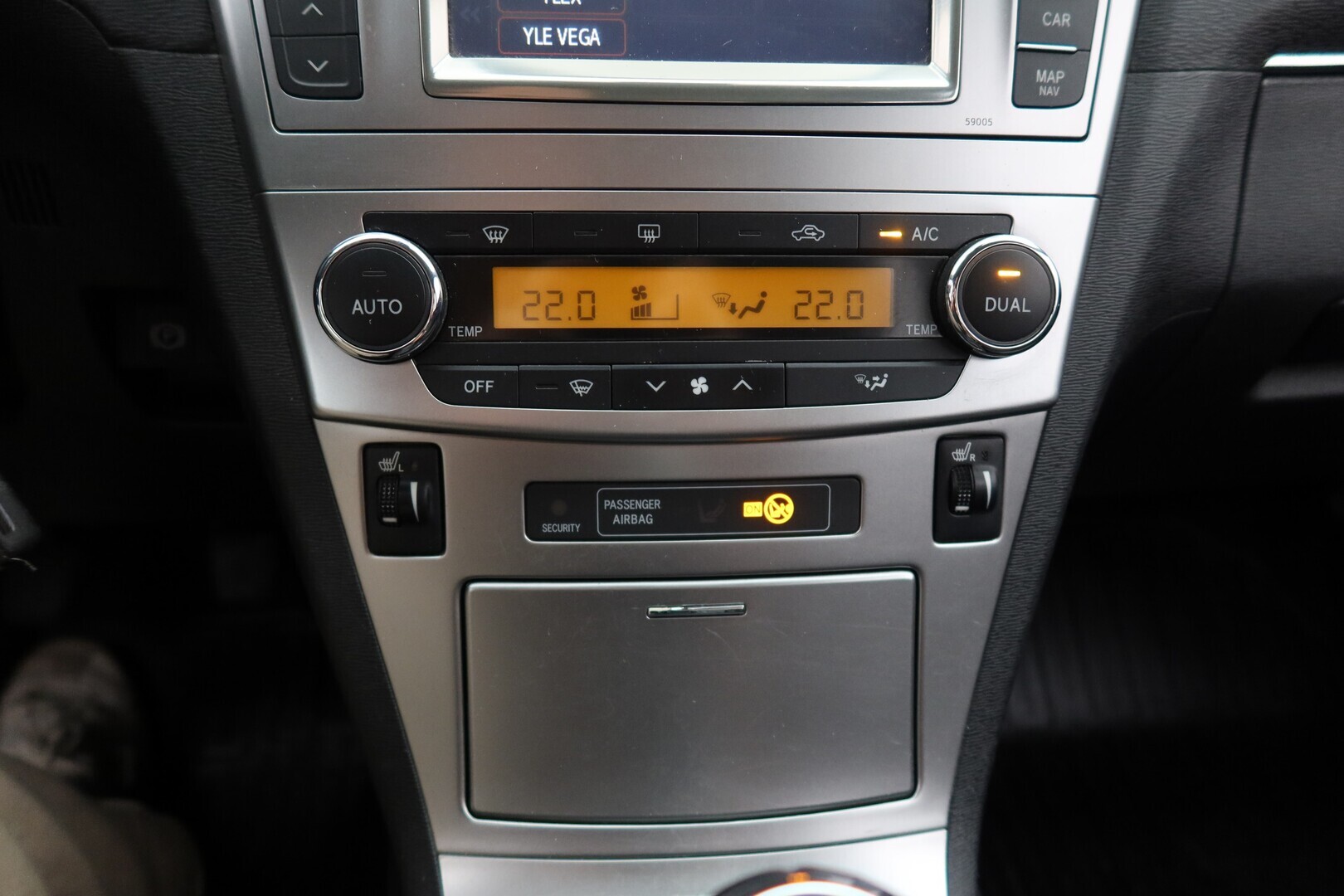 TOYOTA Avensis 2013