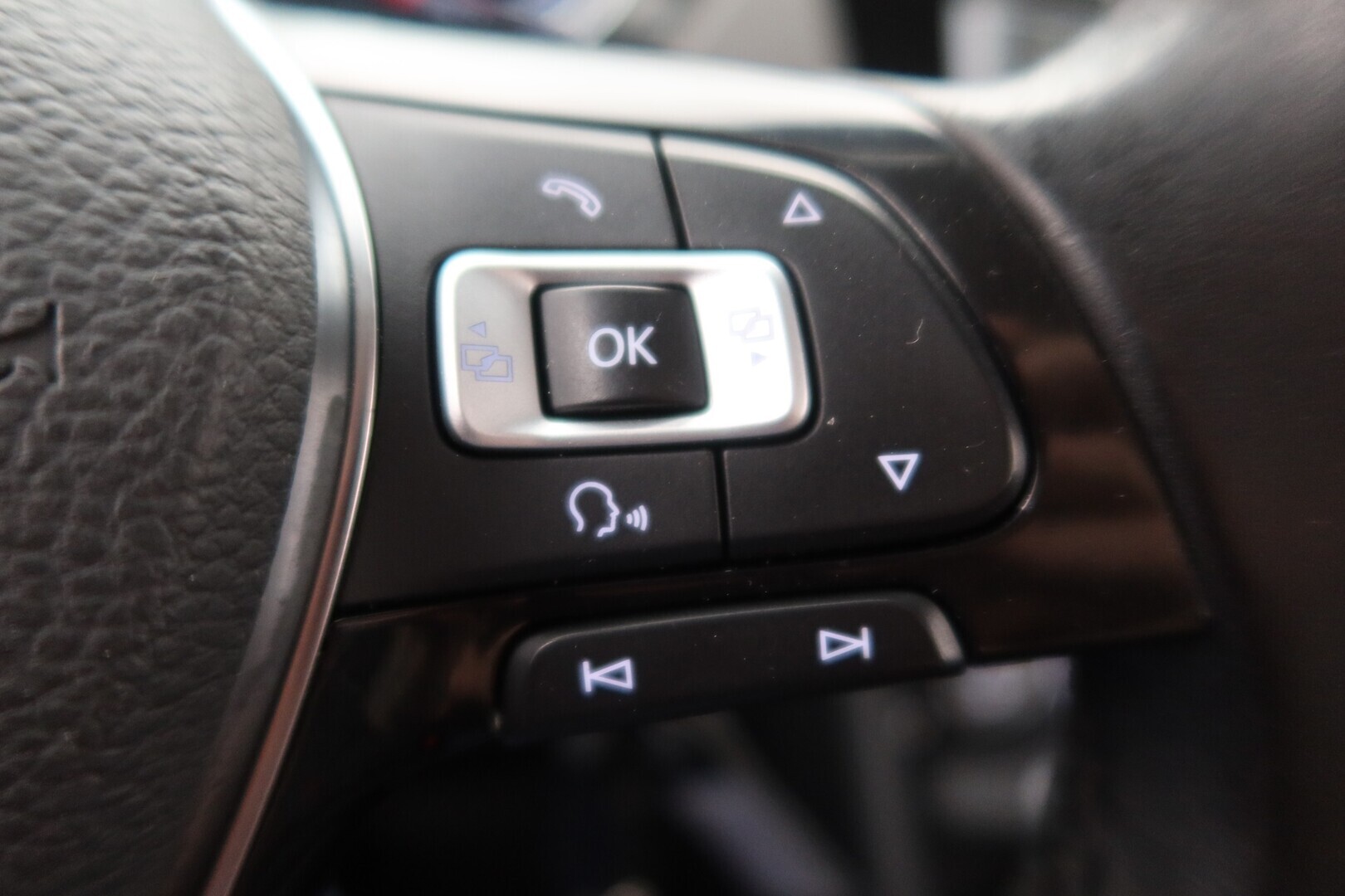 VOLKSWAGEN Touran 2016