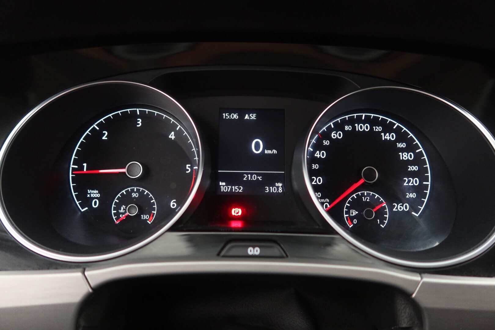 VOLKSWAGEN Touran 2016