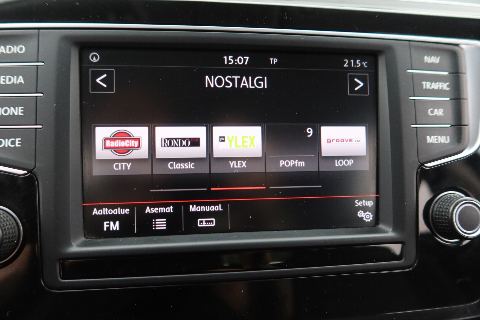 VOLKSWAGEN Touran 2016