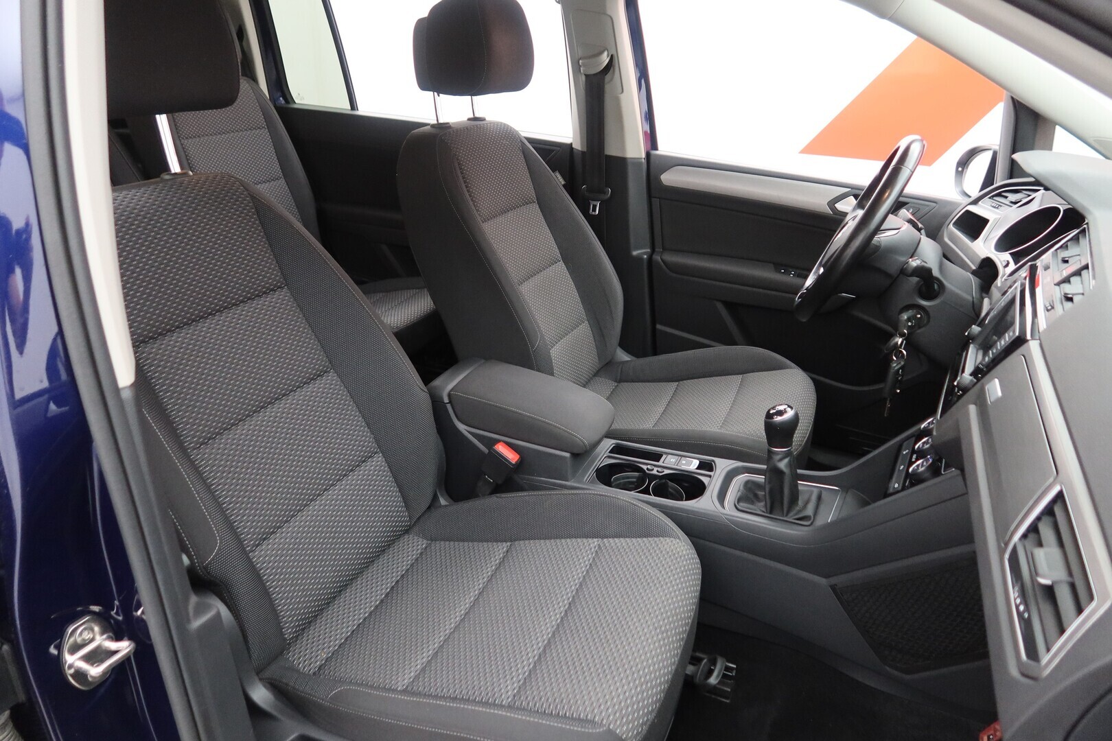 VOLKSWAGEN Touran 2016