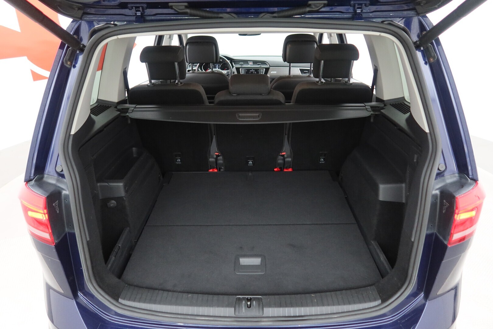 VOLKSWAGEN Touran 2016