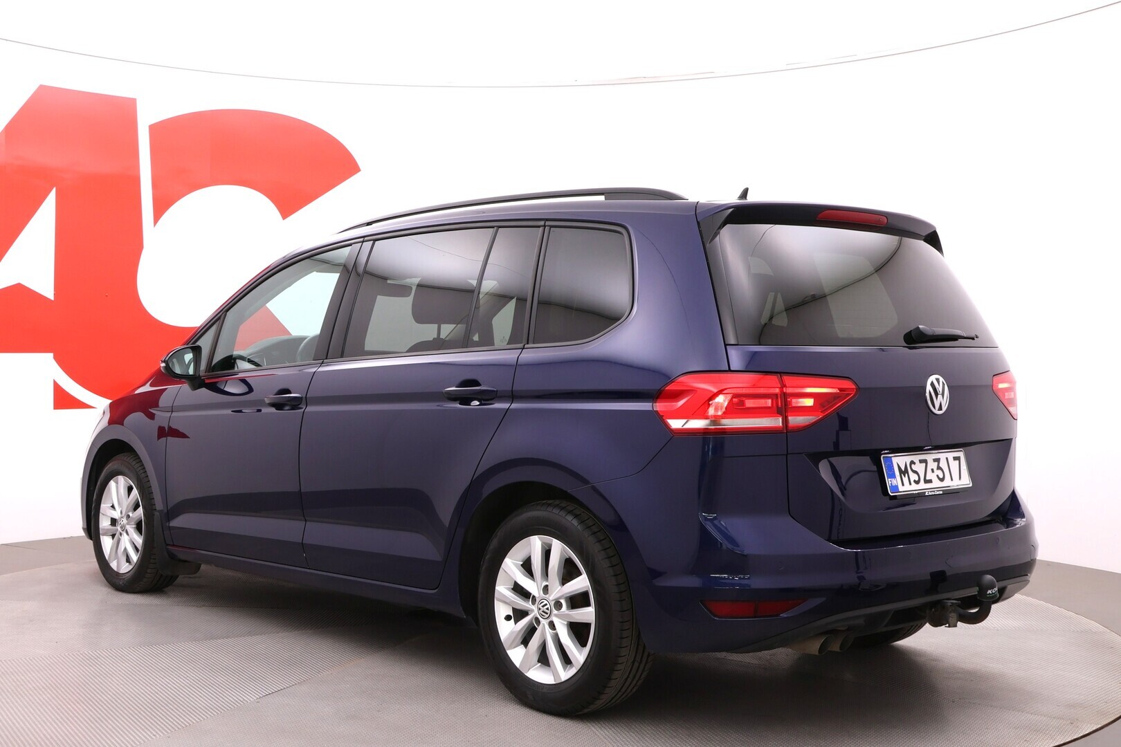 VOLKSWAGEN Touran 2016
