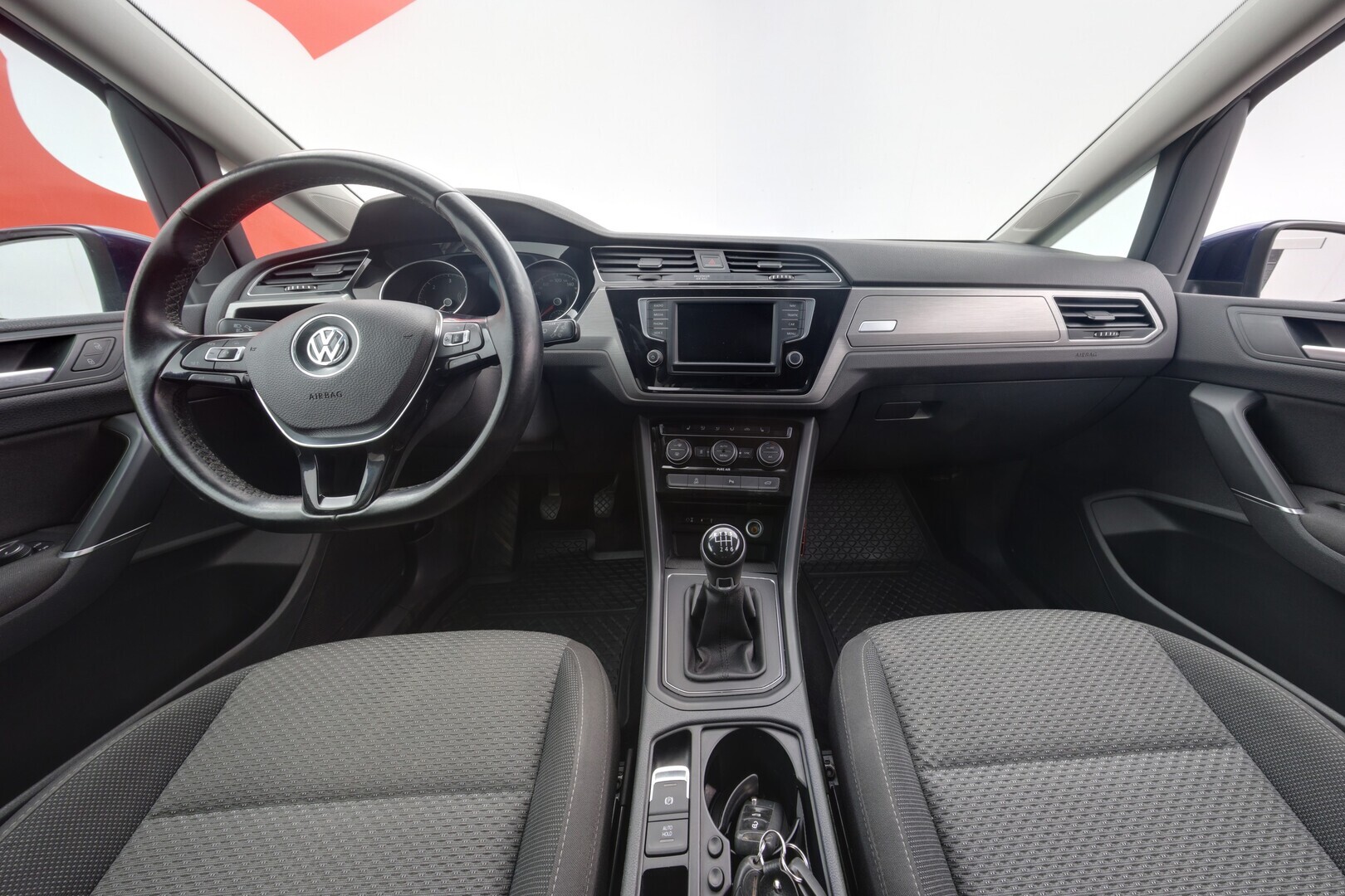 VOLKSWAGEN Touran 2016