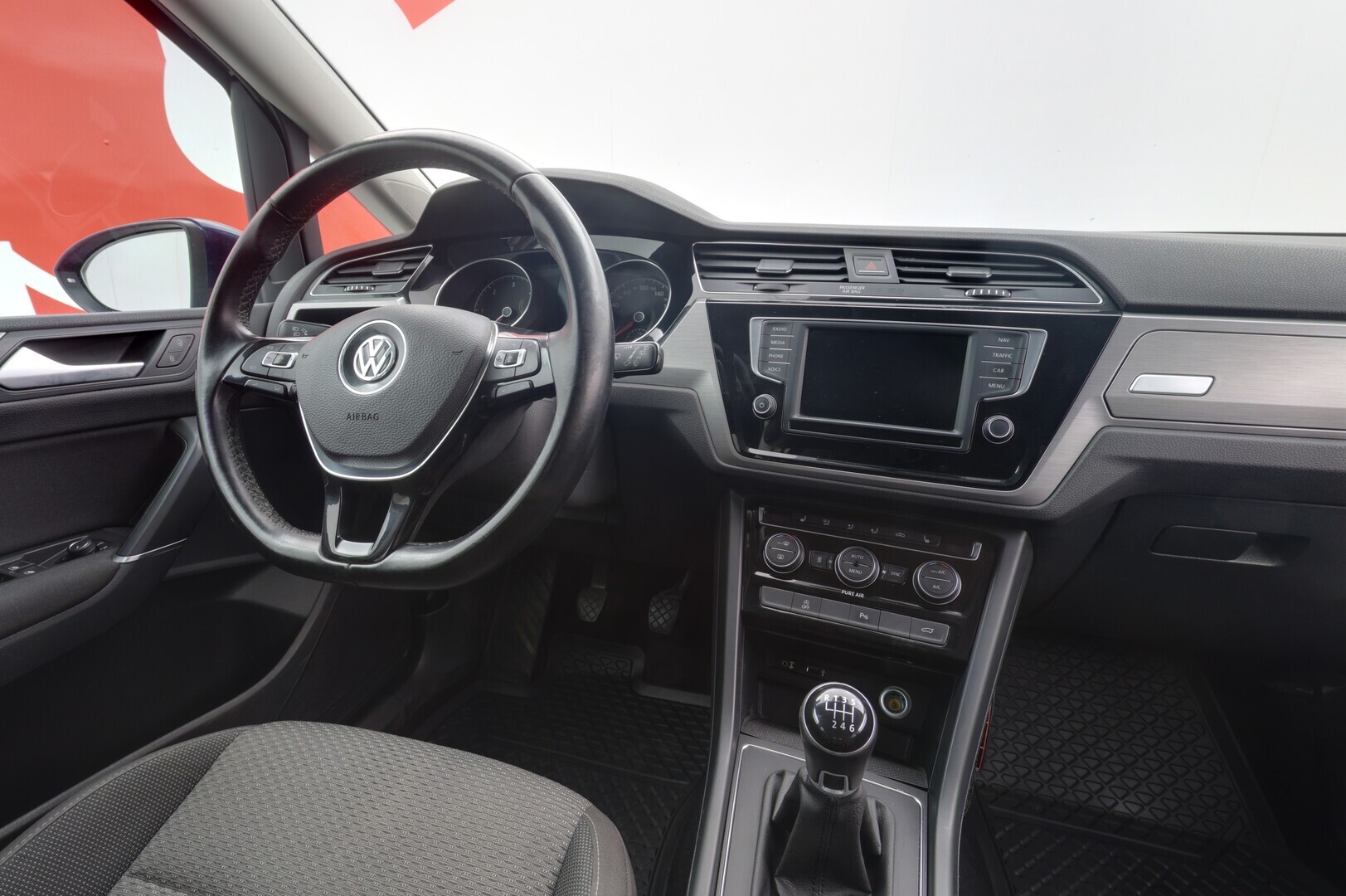 VOLKSWAGEN Touran 2016
