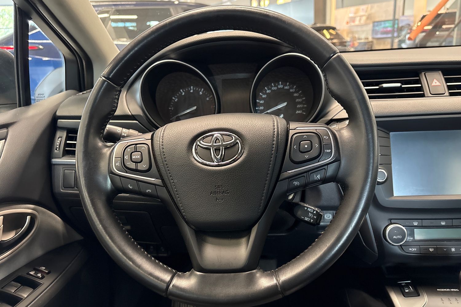 TOYOTA AVENSIS 2015