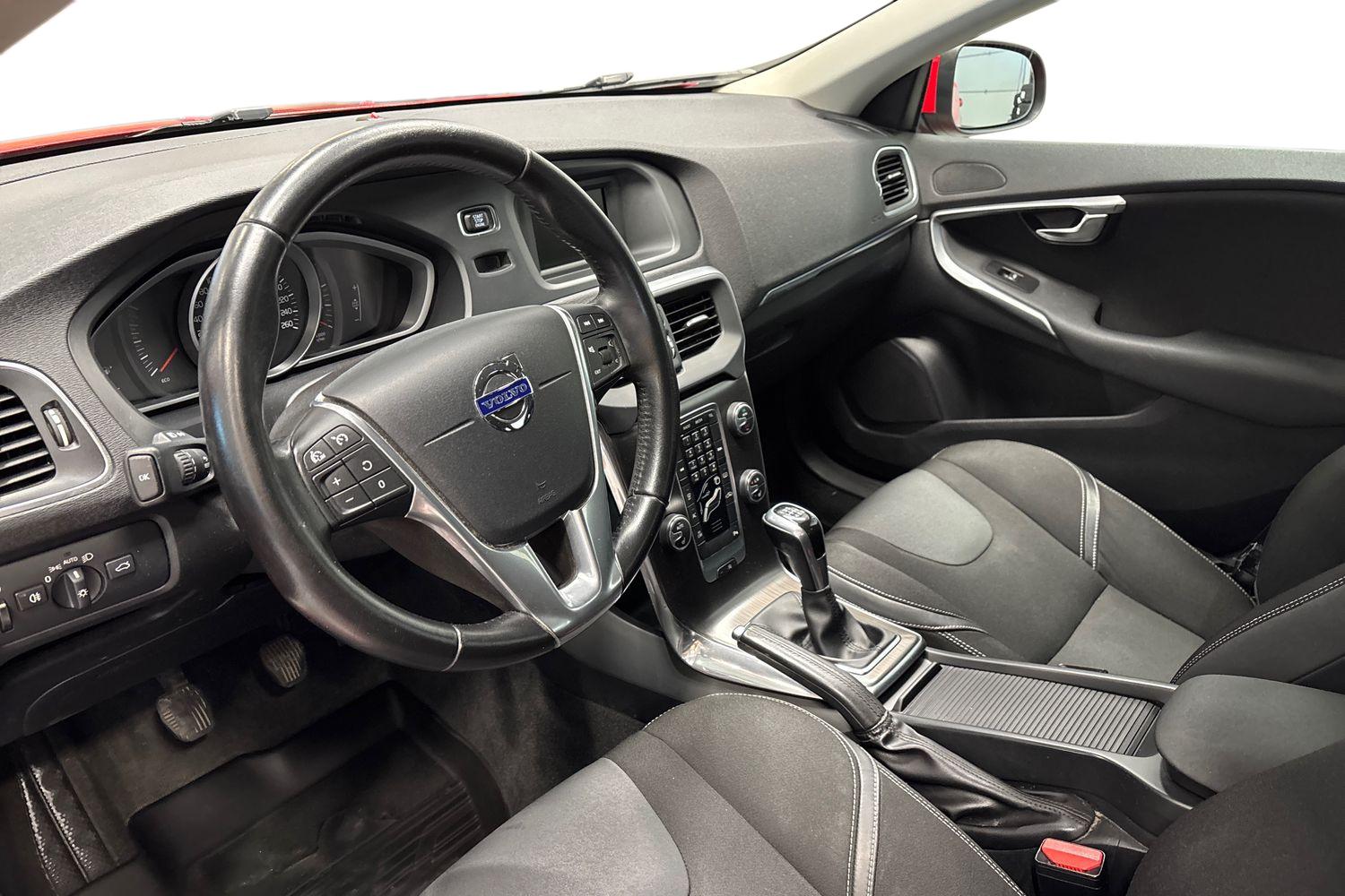VOLVO V40 2015