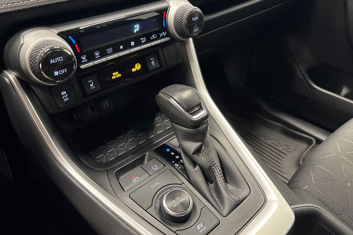 TOYOTA RAV4 2024