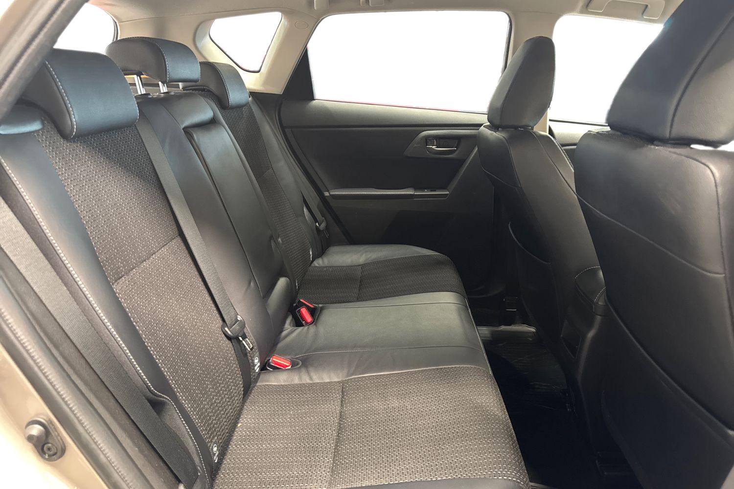 TOYOTA AURIS 2015