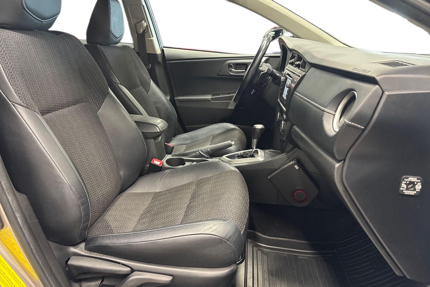 TOYOTA AURIS 2015