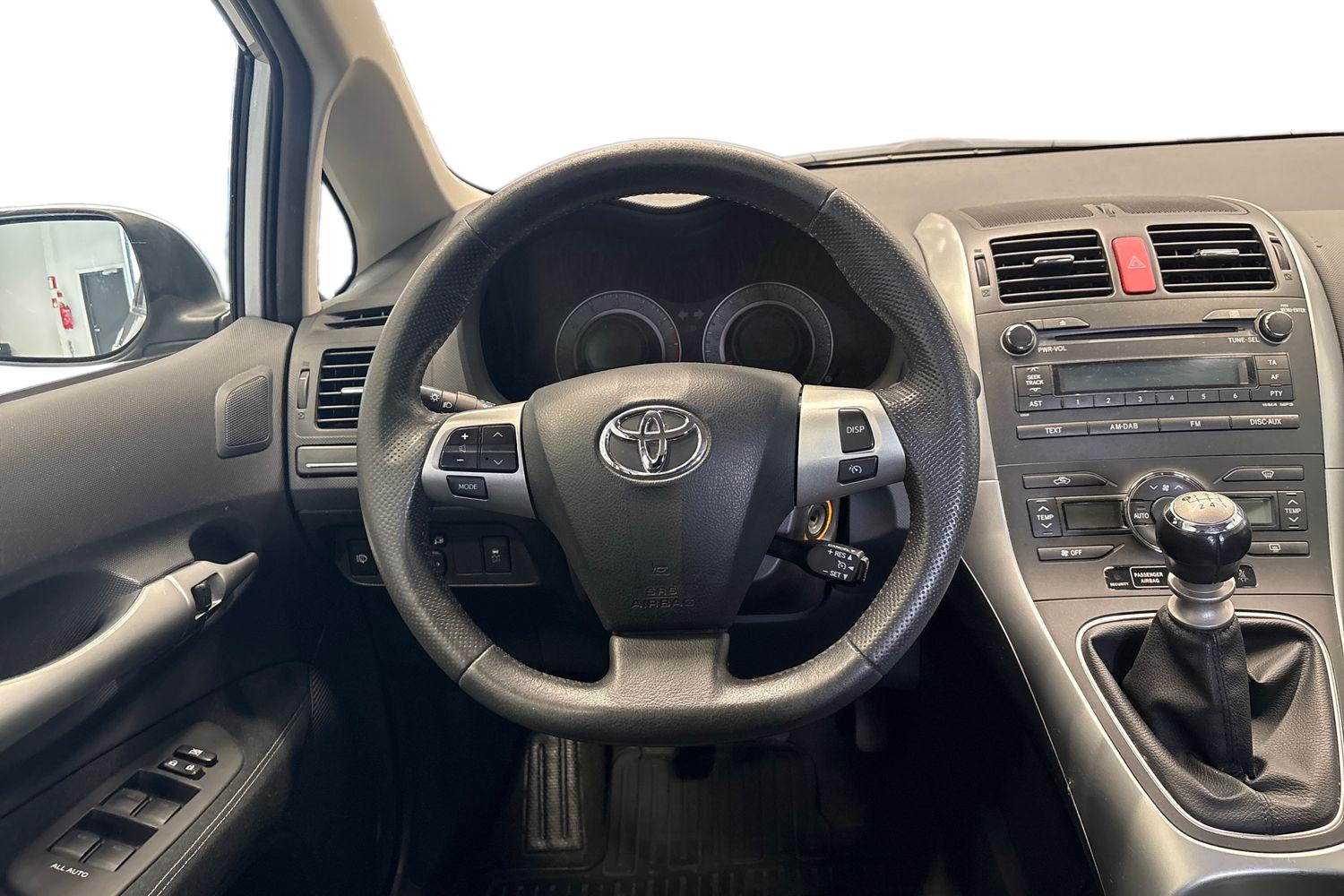 TOYOTA AURIS 2011