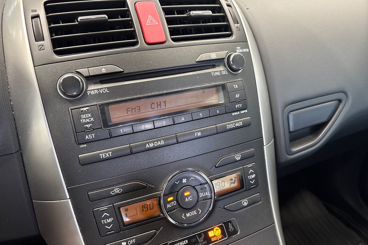 TOYOTA AURIS 2011