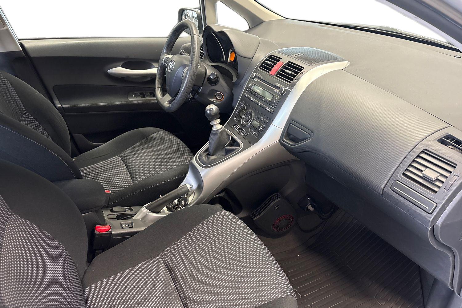 TOYOTA AURIS 2011