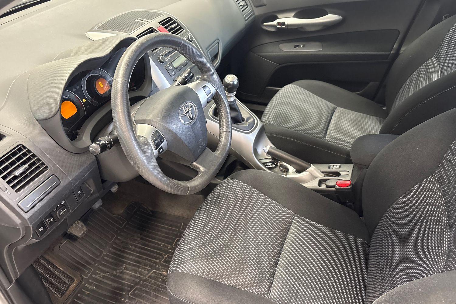 TOYOTA AURIS 2011