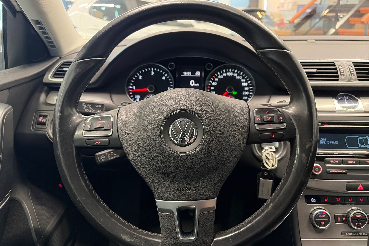 VOLKSWAGEN PASSAT 2012