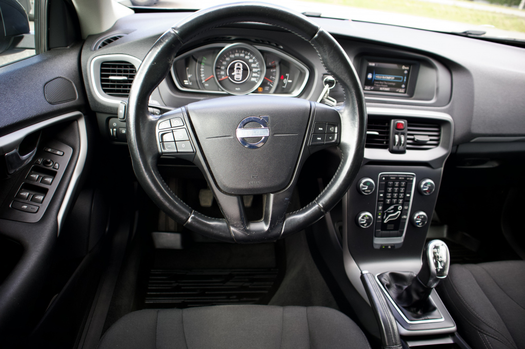 VOLVO V40 10