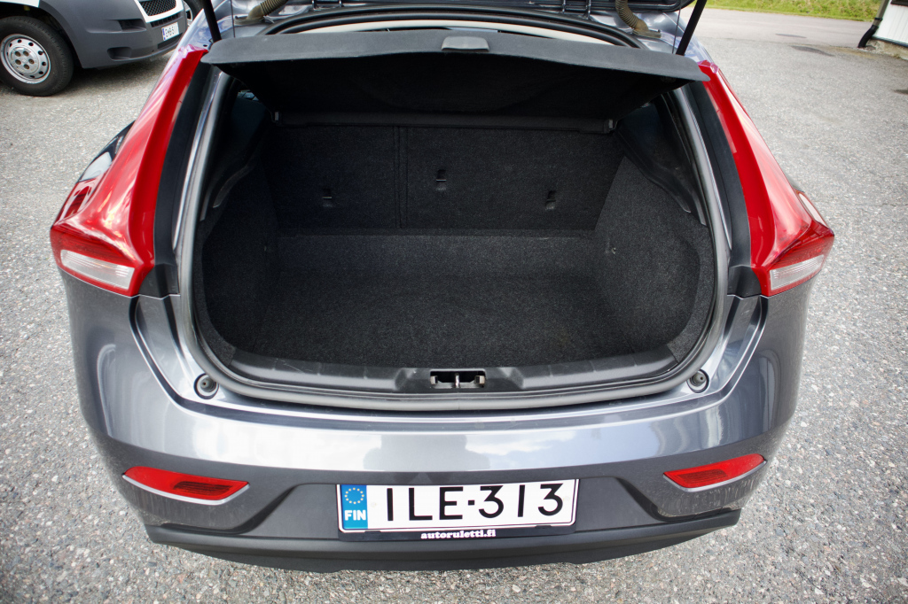 VOLVO V40 11