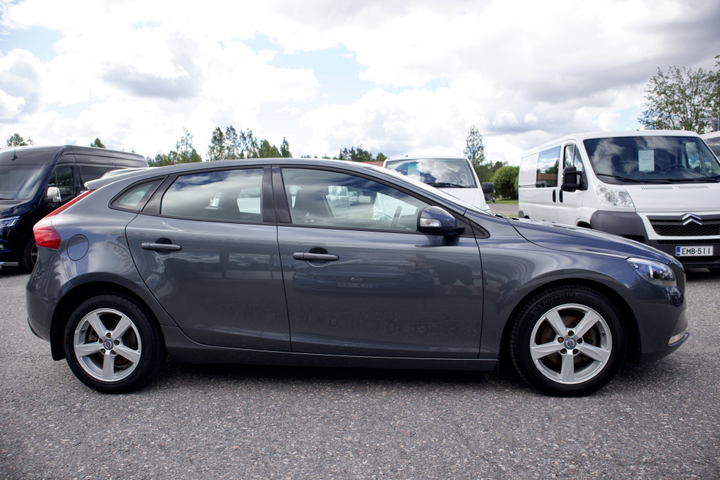 VOLVO V40 4