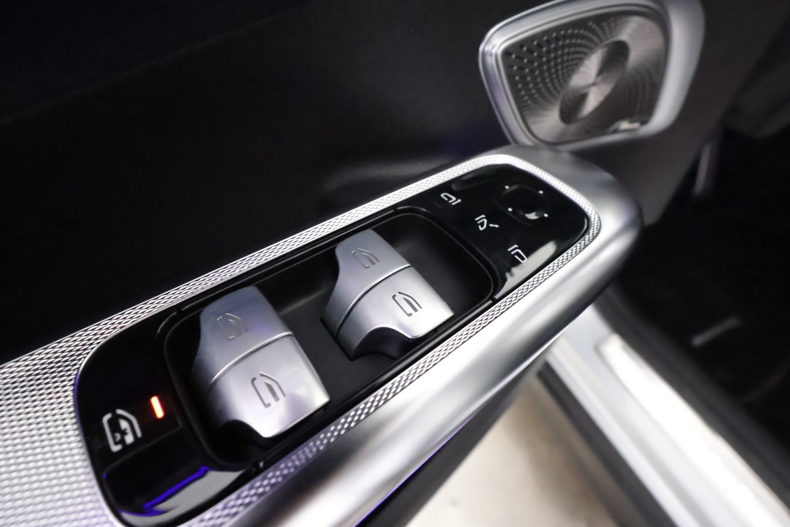 MERCEDES-BENZ EQE SUV 2025