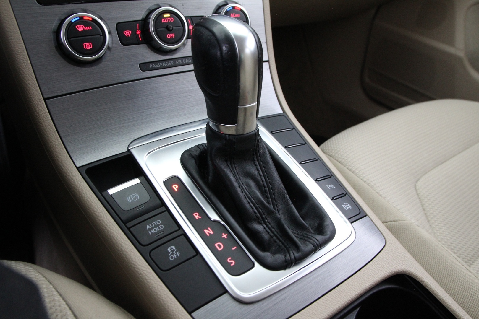 VOLKSWAGEN Passat 2012