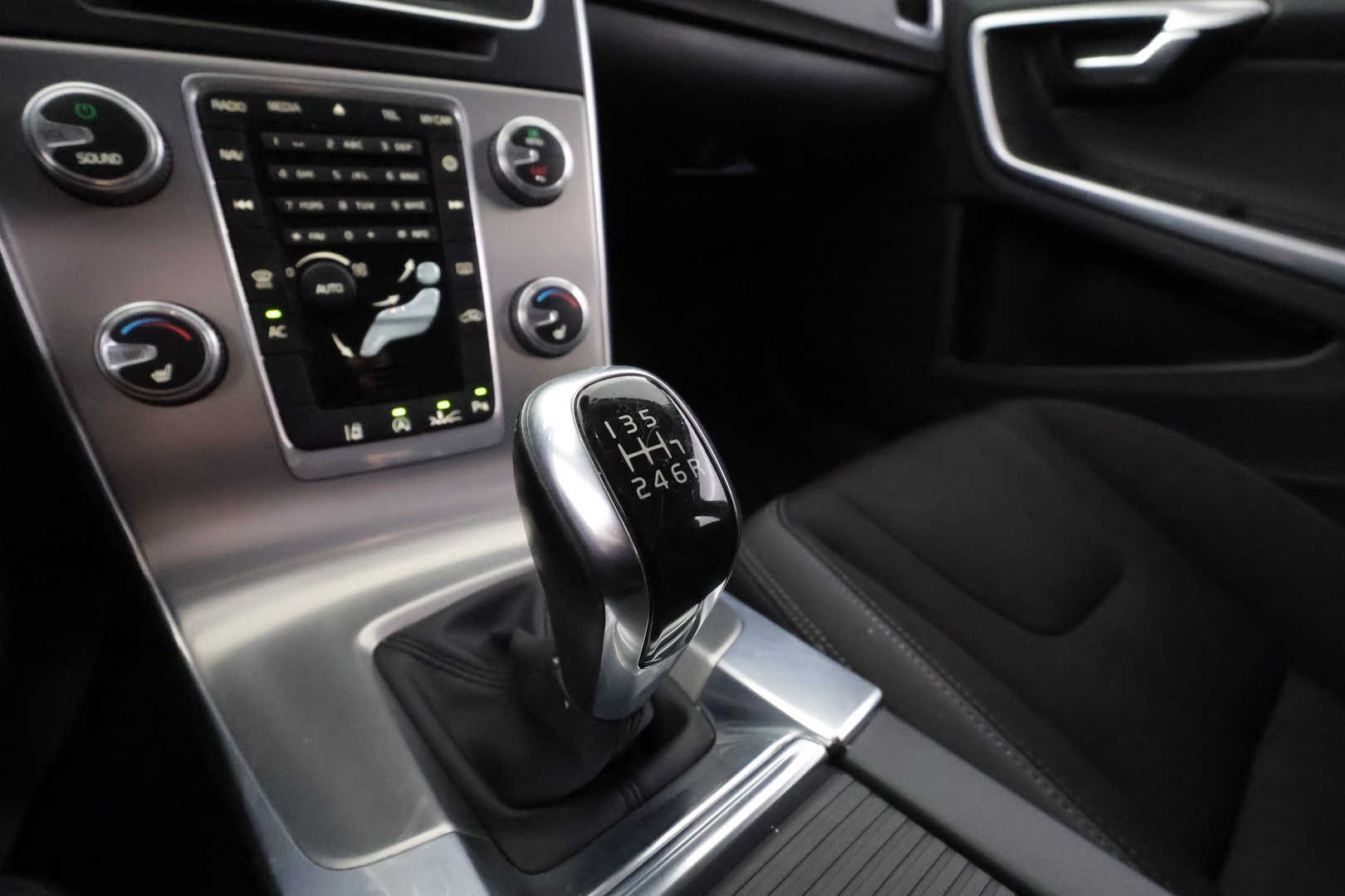 VOLVO V60 2015
