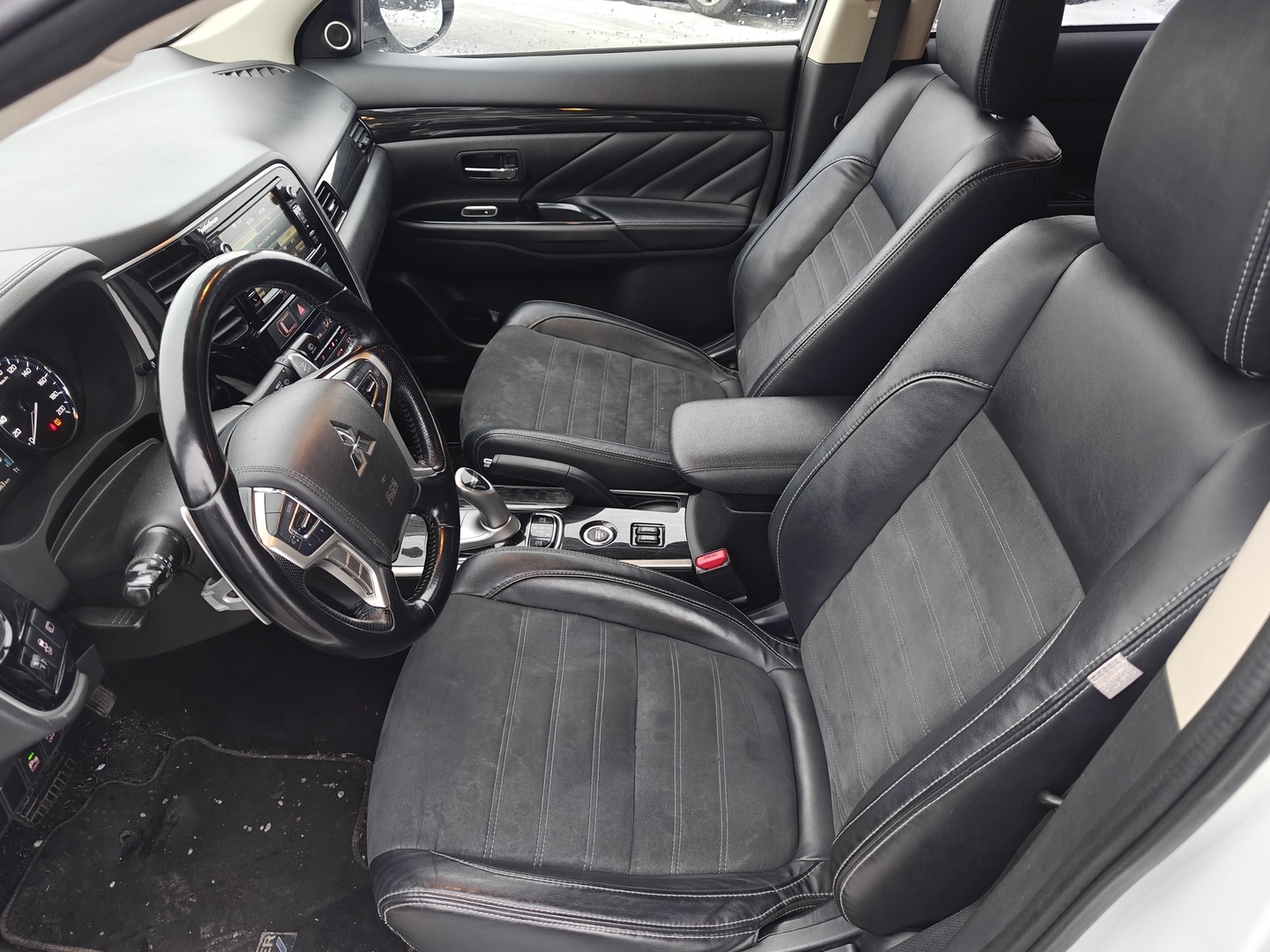 MITSUBISHI Outlander 2016