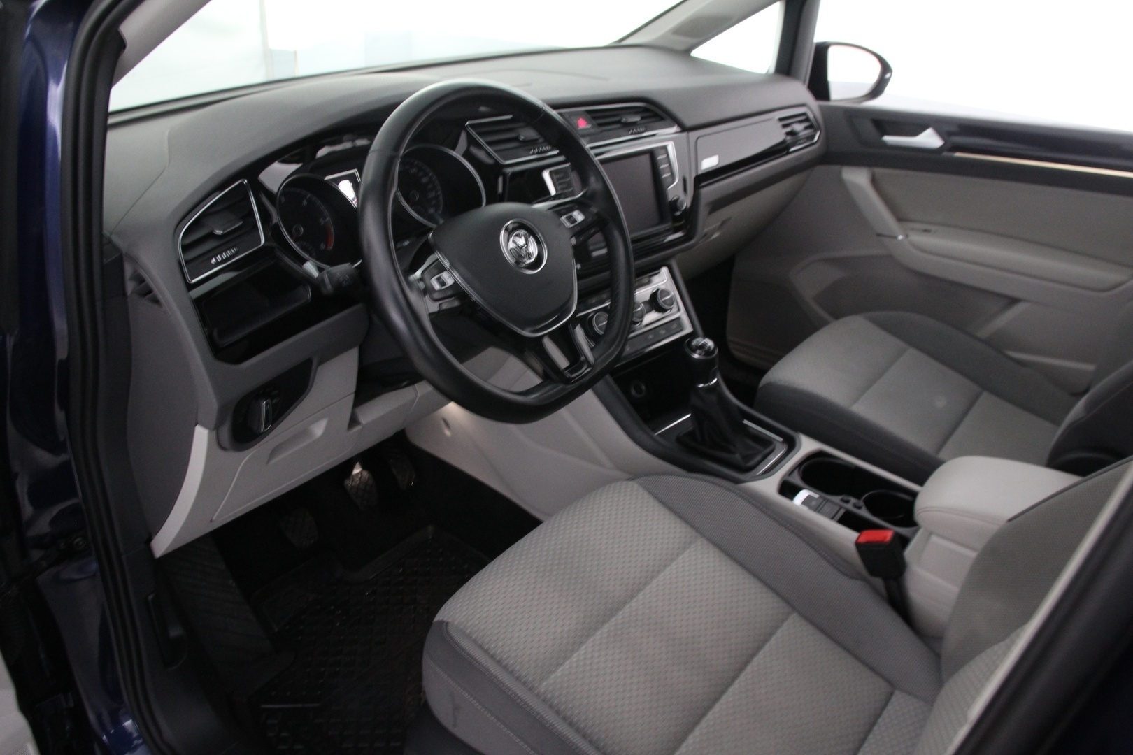 VOLKSWAGEN Touran 2016