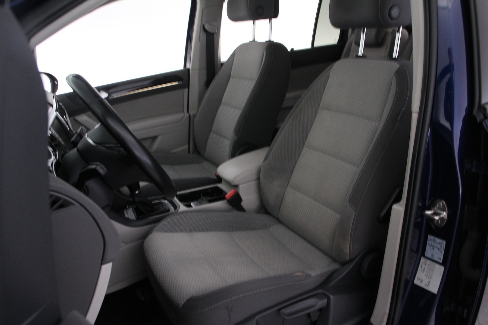 VOLKSWAGEN Touran 2016