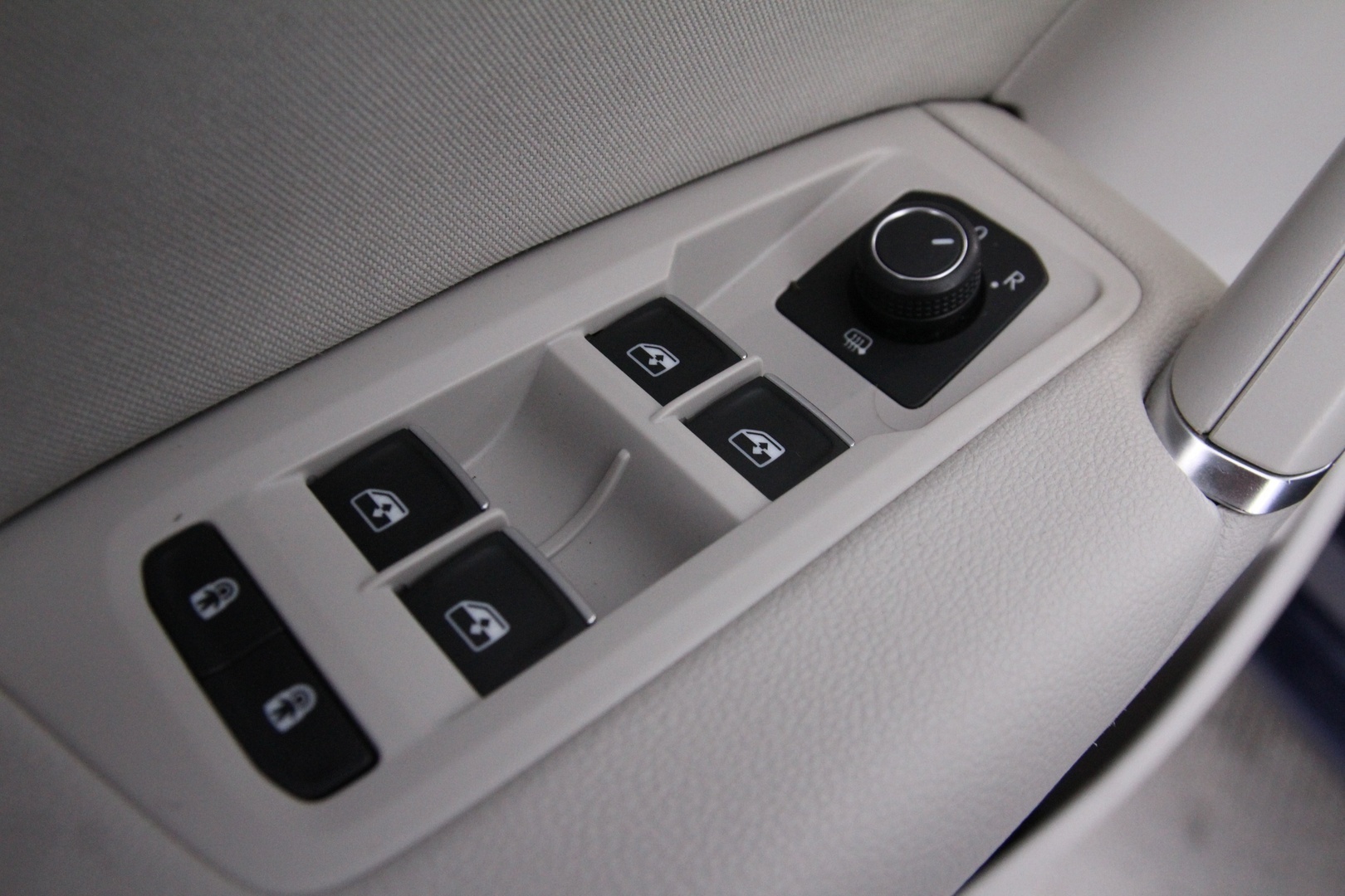 VOLKSWAGEN Touran 2016