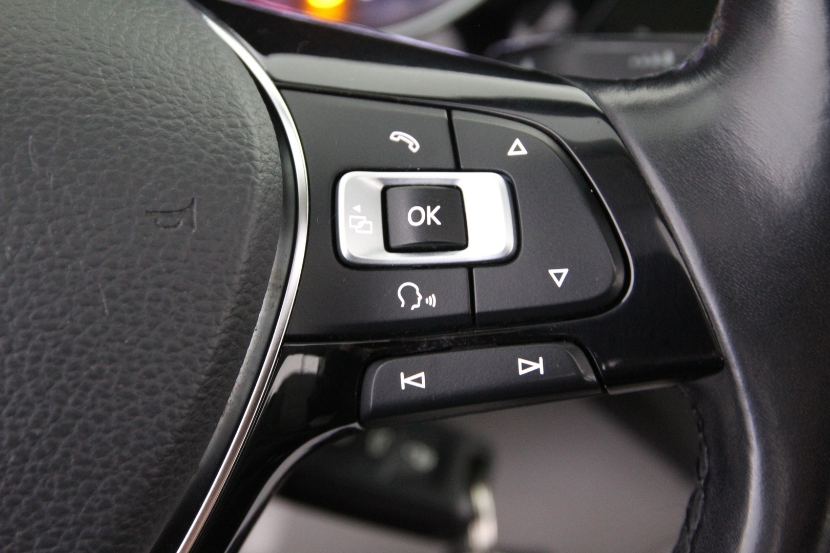 VOLKSWAGEN Touran 2016