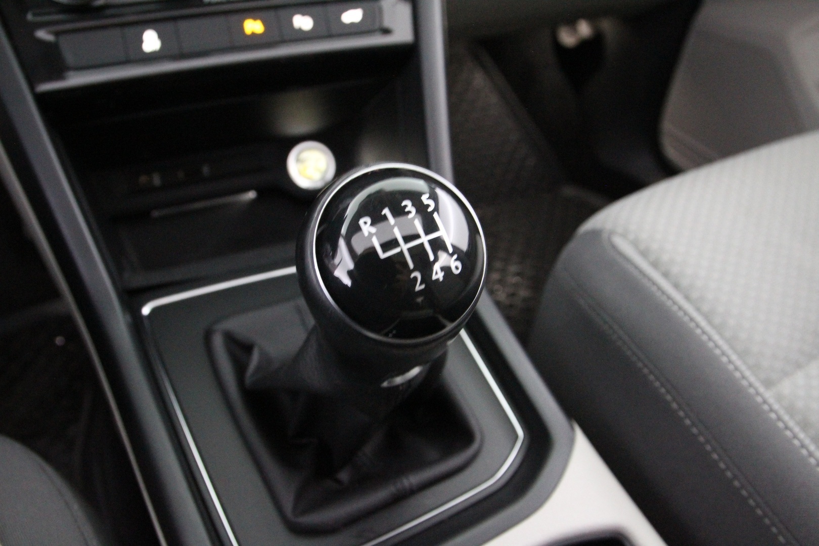 VOLKSWAGEN Touran 2016