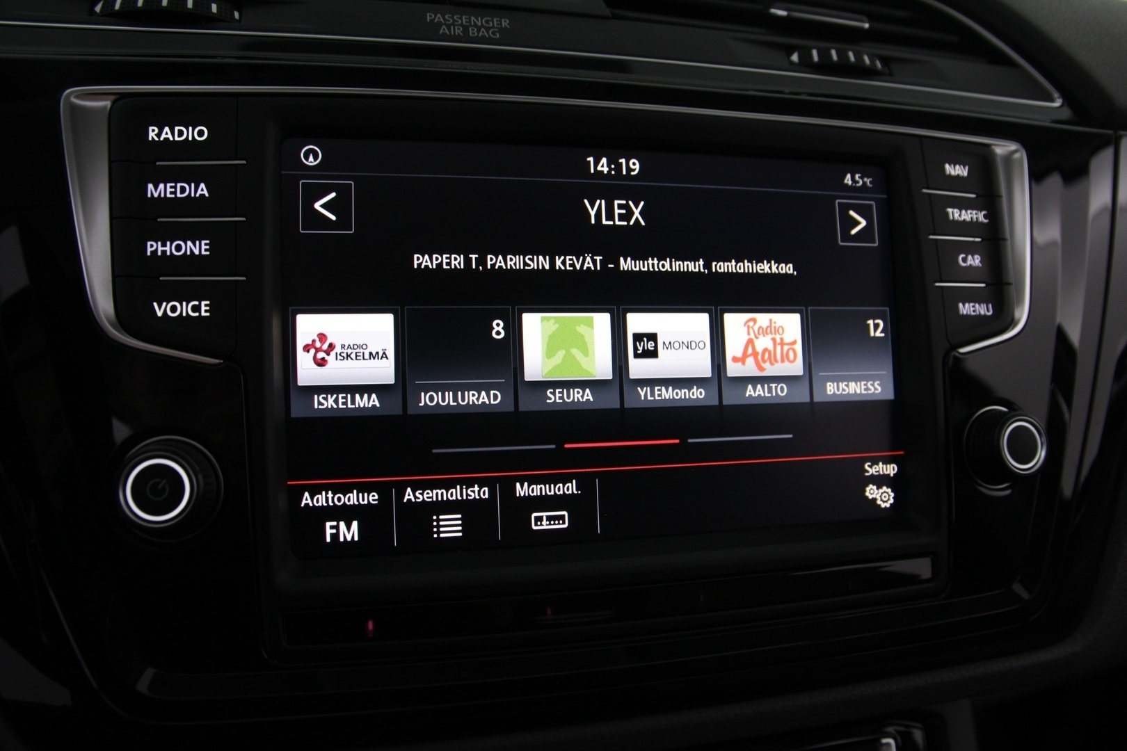 VOLKSWAGEN Touran 2016