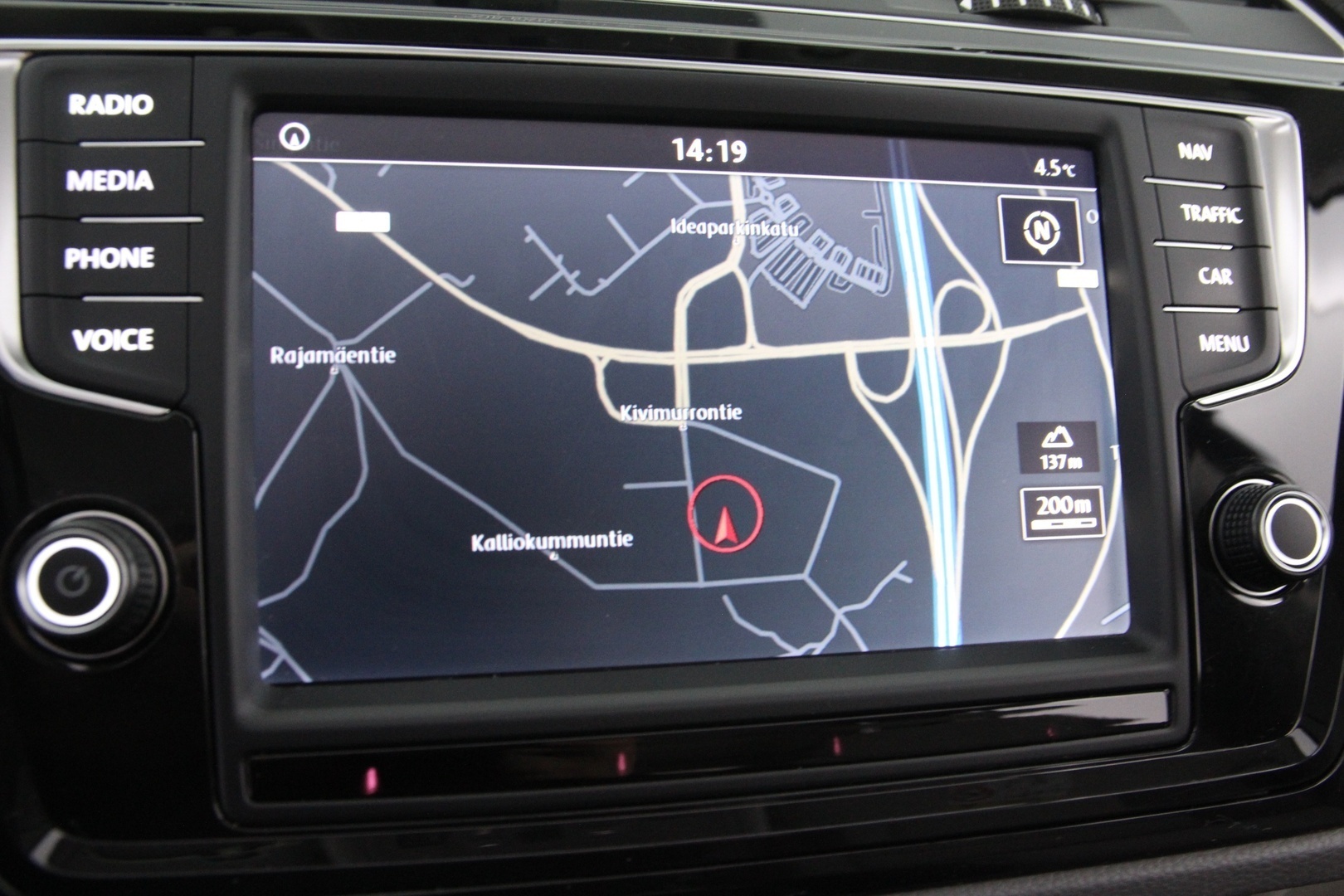 VOLKSWAGEN Touran 2016