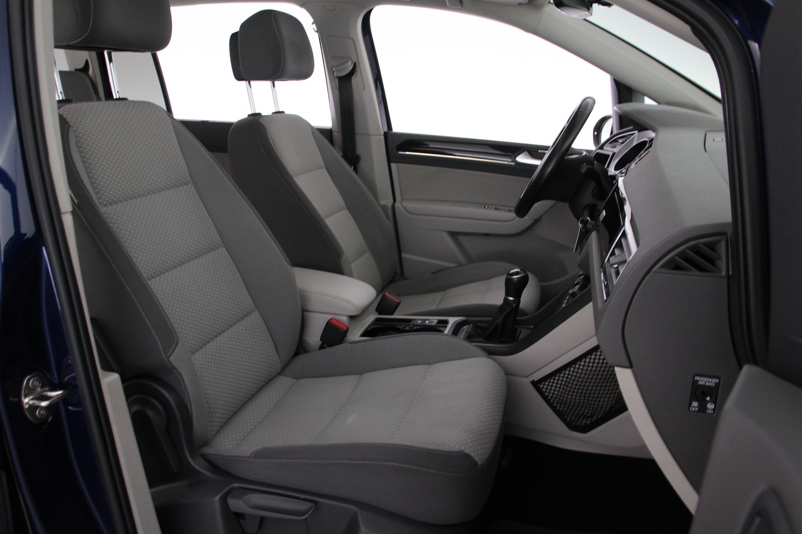 VOLKSWAGEN Touran 2016