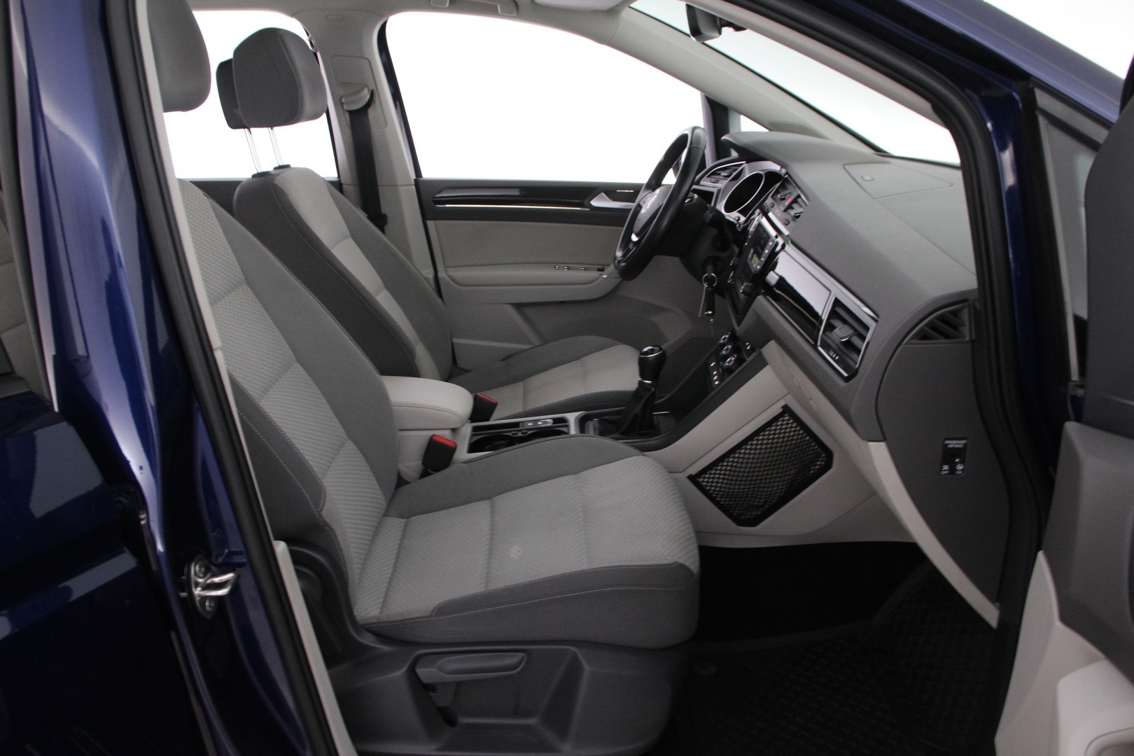 VOLKSWAGEN Touran 2016