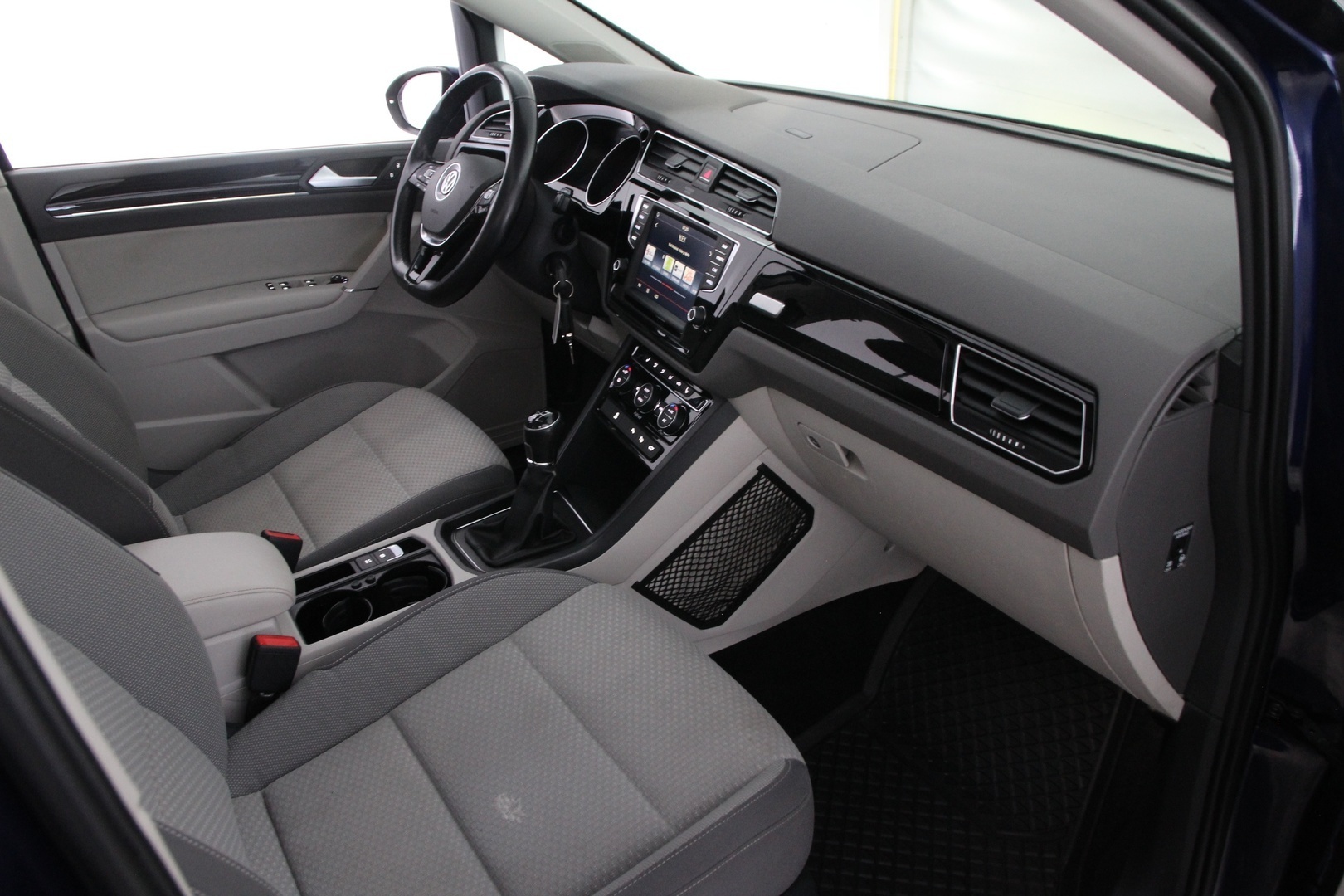 VOLKSWAGEN Touran 2016