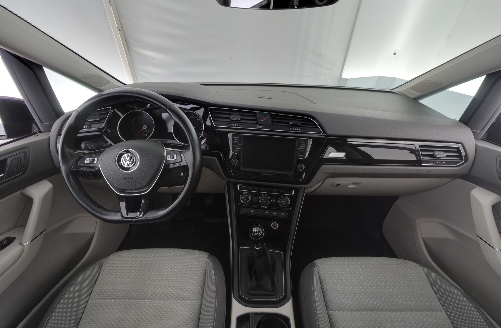 VOLKSWAGEN Touran 2016