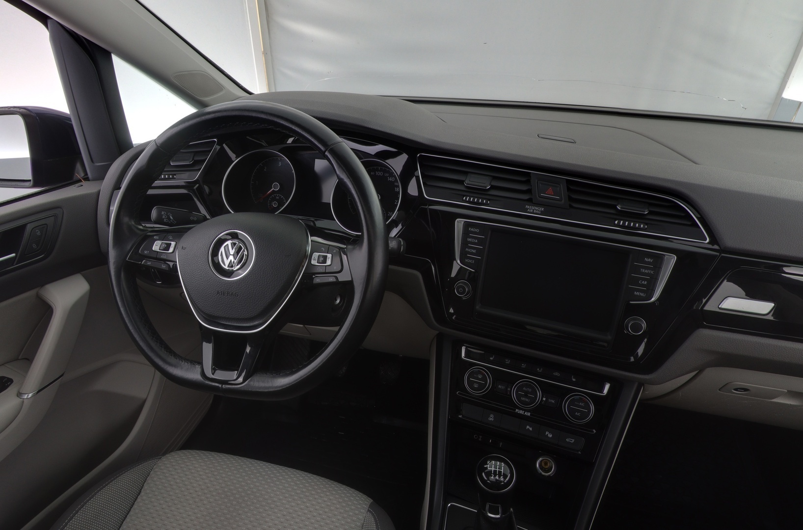 VOLKSWAGEN Touran 2016