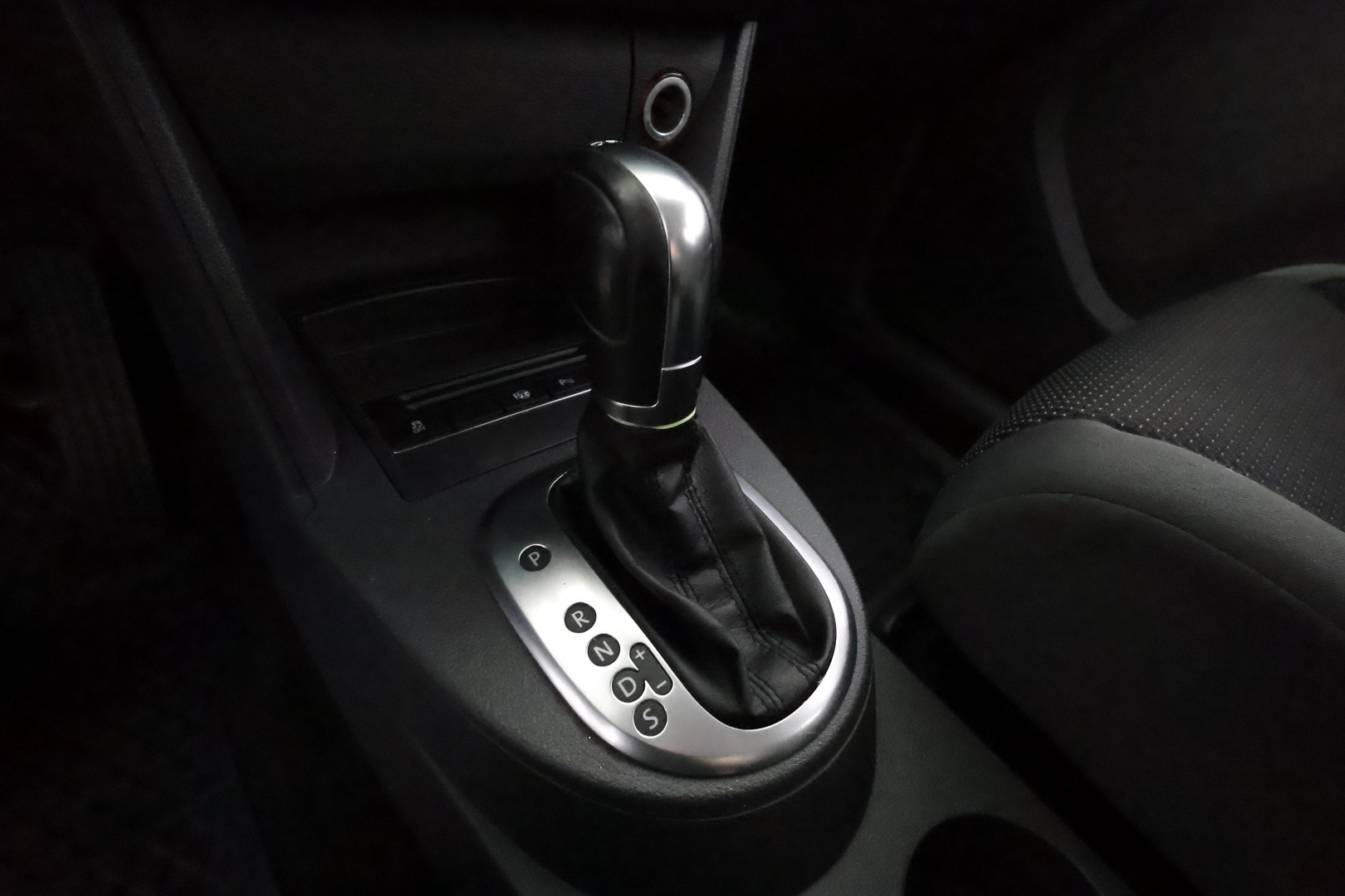 VOLKSWAGEN Touran 2012