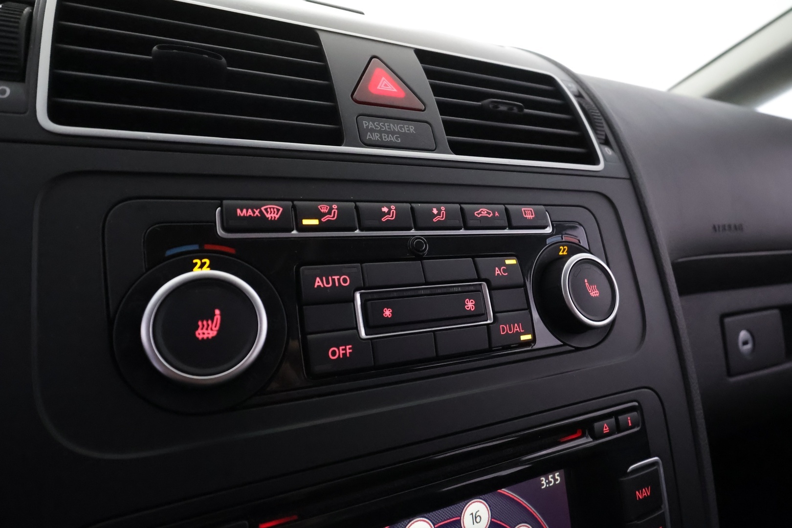 VOLKSWAGEN Touran 2012