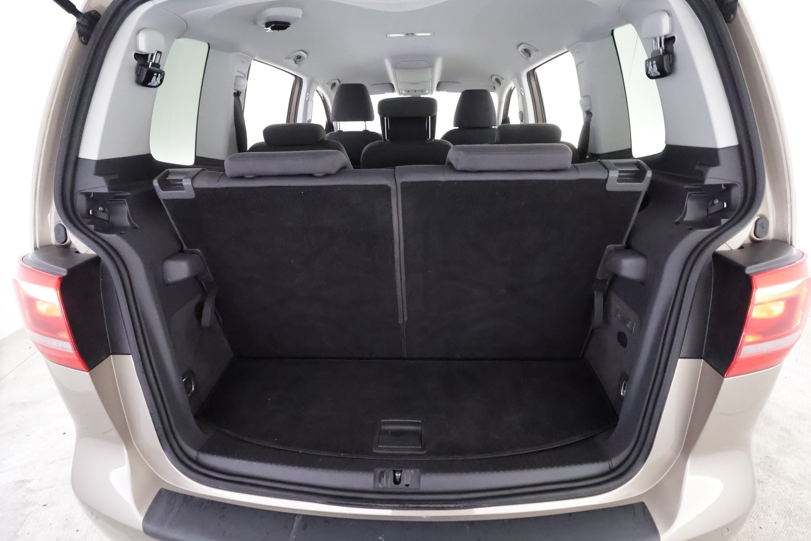 VOLKSWAGEN Touran 2012