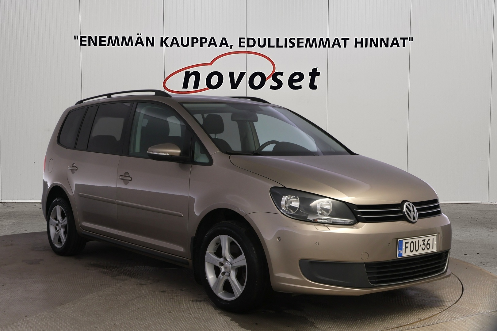 VOLKSWAGEN Touran 2012