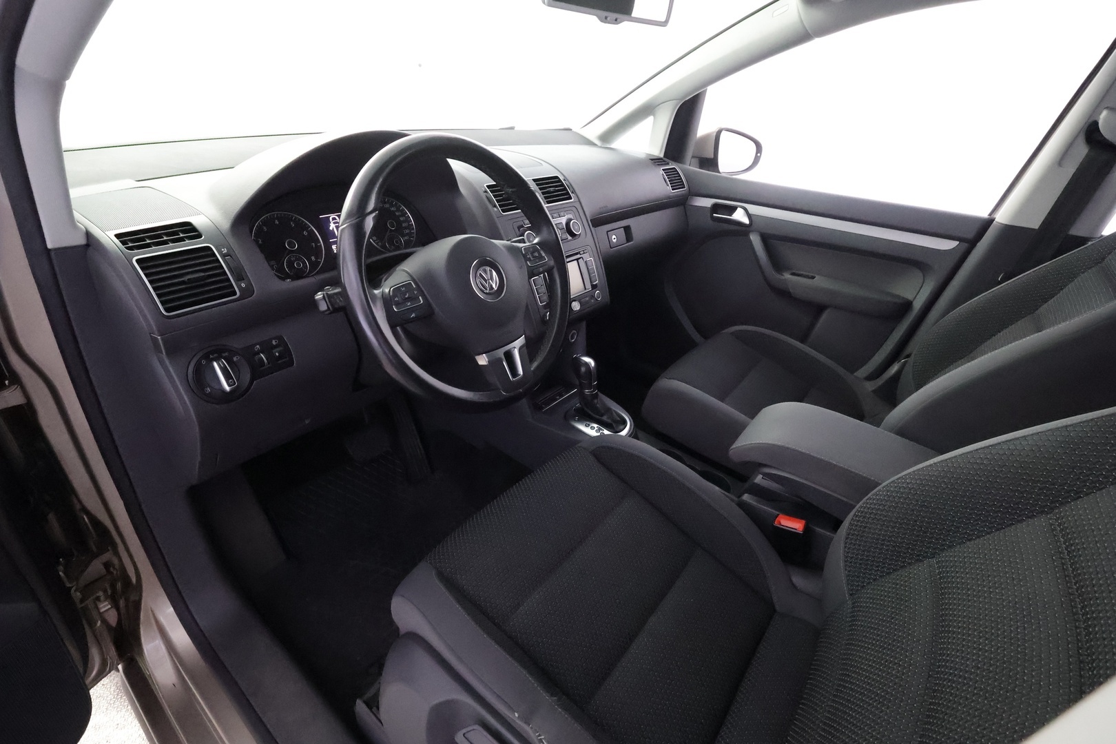 VOLKSWAGEN Touran 2012