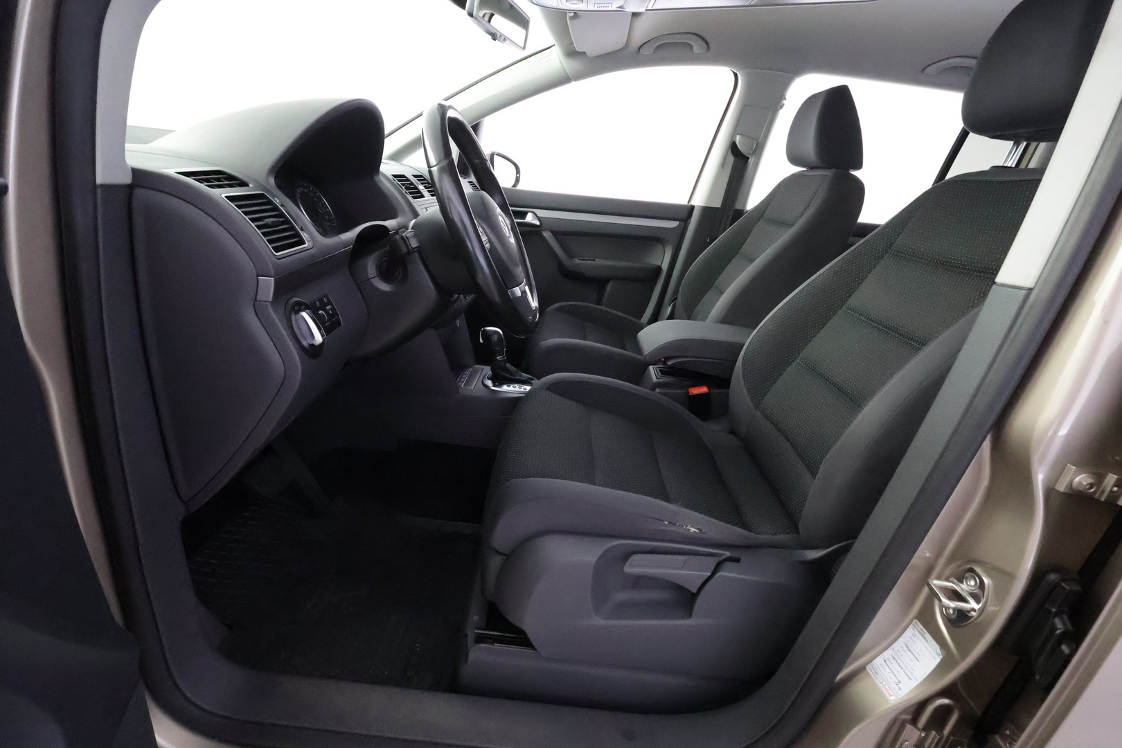 VOLKSWAGEN Touran 2012