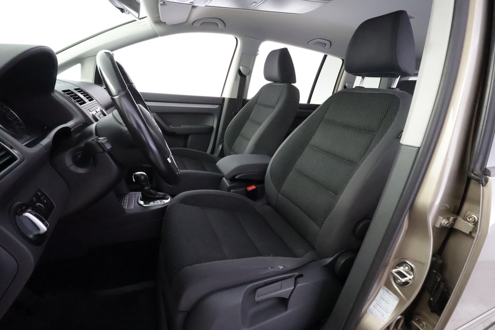 VOLKSWAGEN Touran 2012