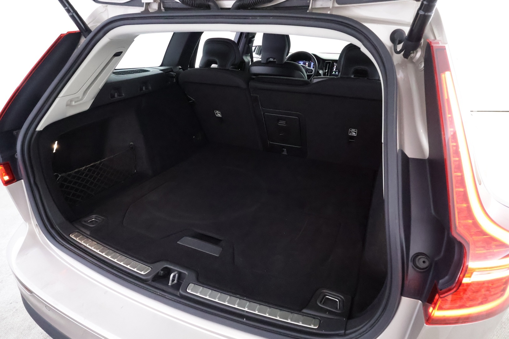 VOLVO V60 2023