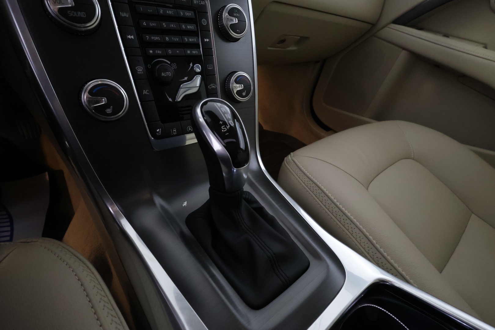 VOLVO XC70 2016