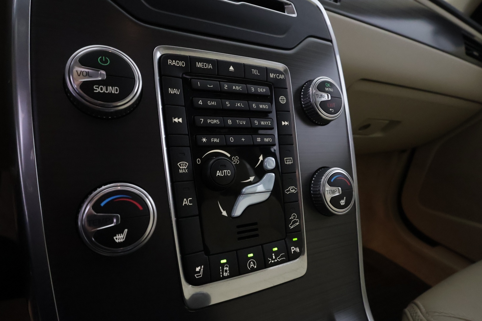 VOLVO XC70 2016