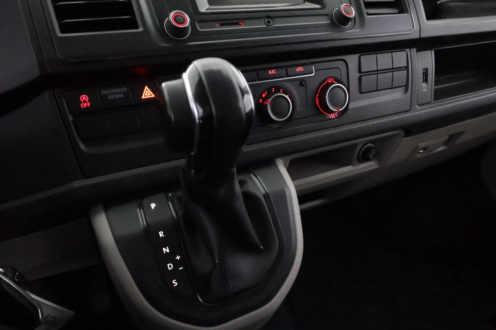 VOLKSWAGEN Transporter 2017