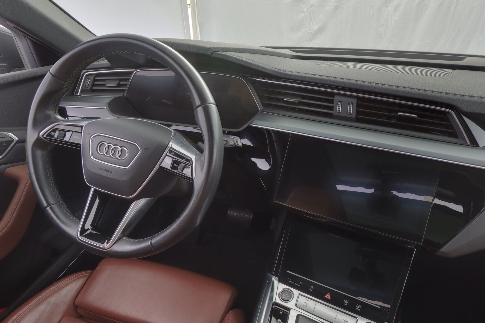 AUDI Q8 E-TRON 8